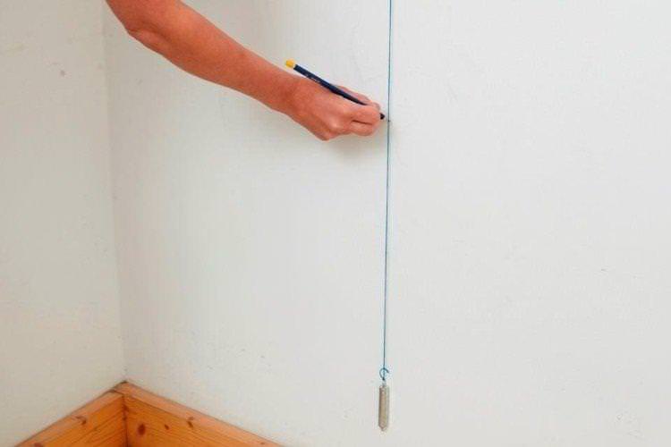 Розмітка стін - Як клеїти флізелінові шпалери