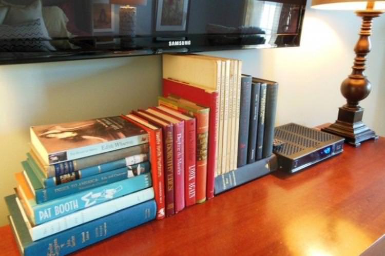 Книги та журнали - як заховати дроти від телевізора