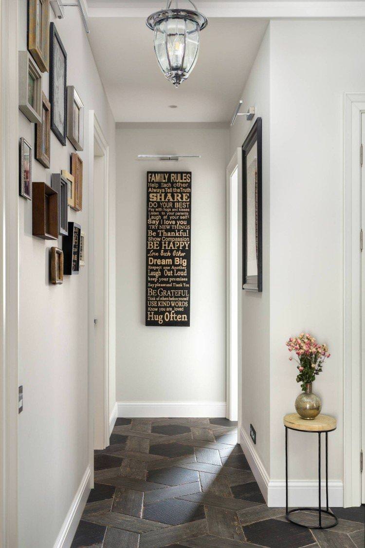 Світлий коридор у квартирі - фото