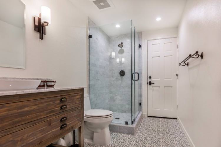 Прямокутна ванна кімната – дизайн інтер'єру фото