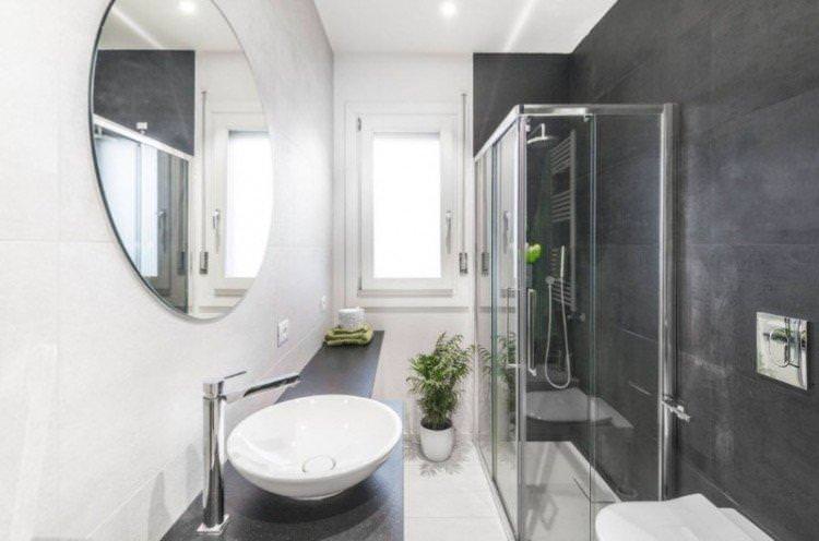 Дизайн стелі - Дизайн вузької ванної кімнати