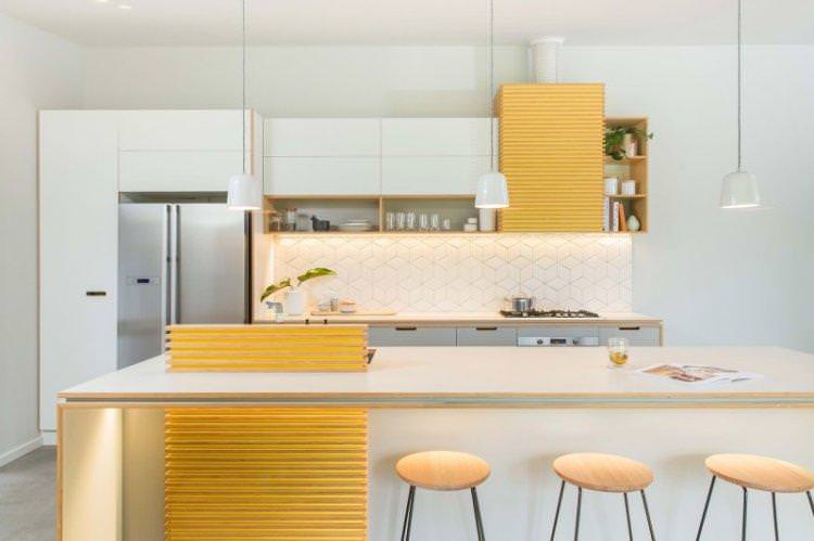 Сучасна біла кухня з білою стільницею - дизайн фото