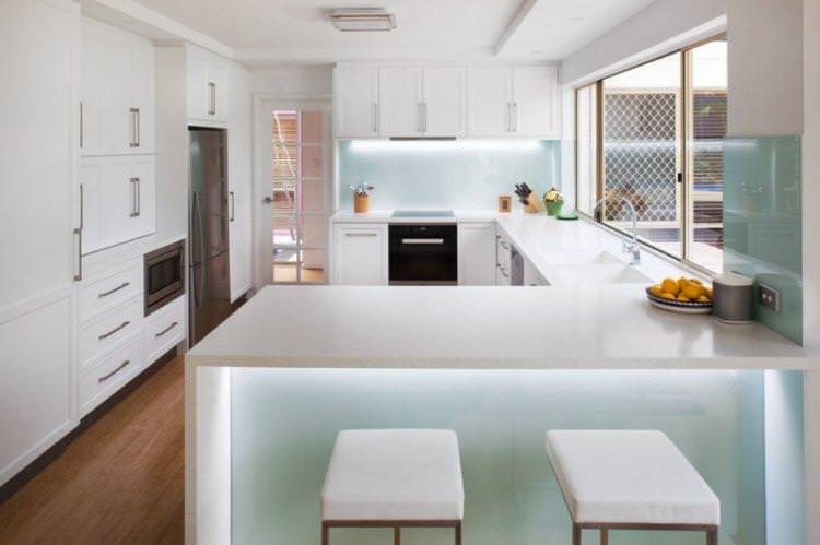 Сучасна біла кухня з білою стільницею - дизайн інтер'єру