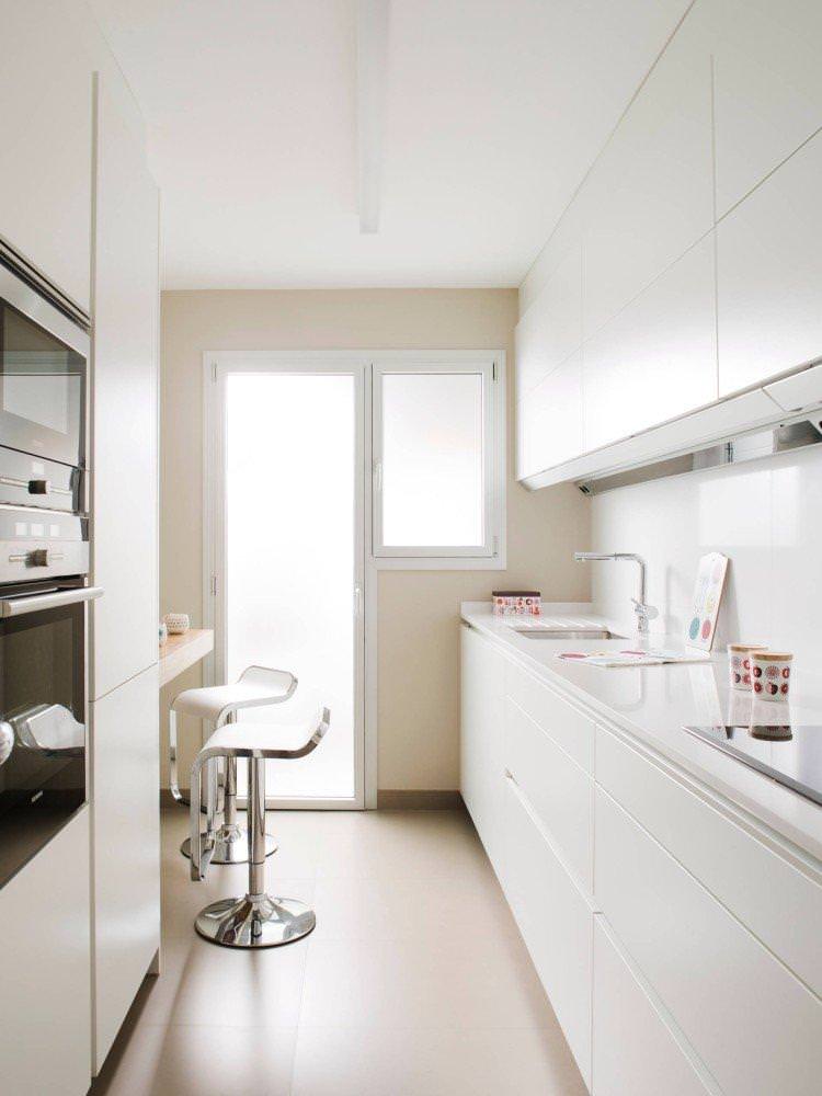 Кухня з білою стільницею та фартухом - дизайн фото