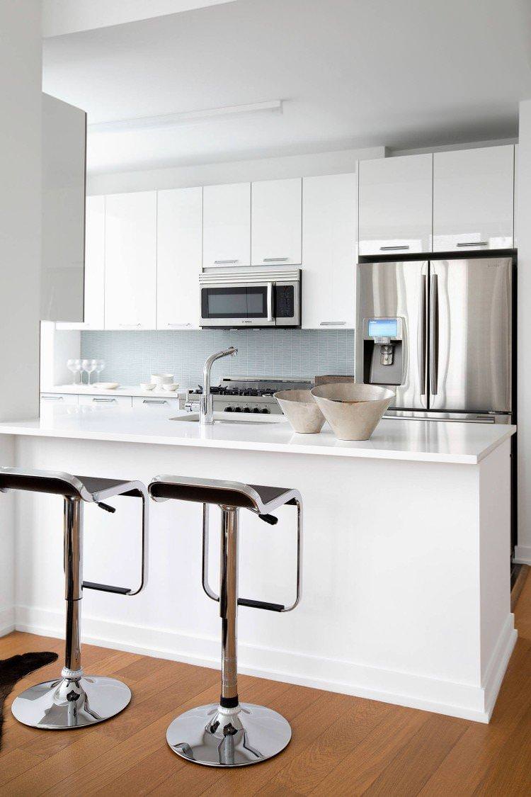 Глянцева біла кухня з білою стільницею - дизайн фото