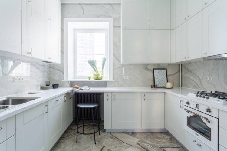 Кутова біла кухня з білою стільницею - дизайн інтер'єру