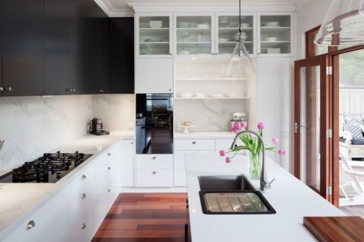 Чорно-біла кухня з білою стільницею - дизайн інтер'єру
