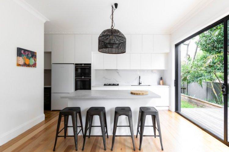 Чорно-біла кухня з білою стільницею- дизайн фото