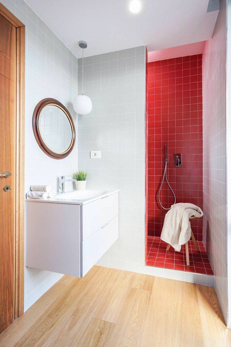 Червоний колір в інтер'єрі ванної кімнати - фото