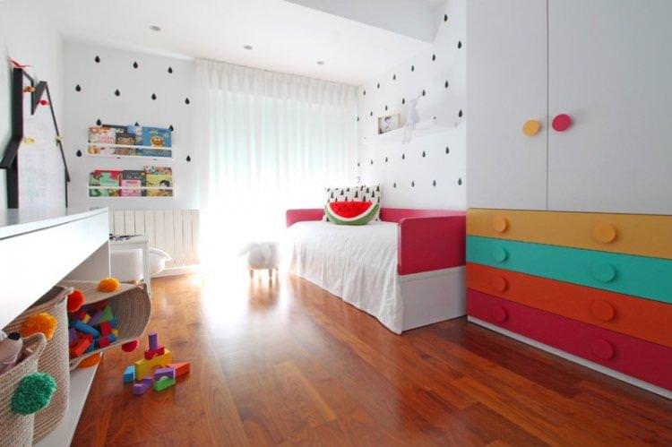 Червоний колір в інтер'єрі дитячої кімнати - фото