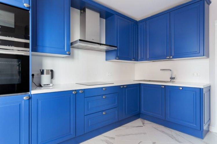 Синій колір в інтер'єрі кухні - фото