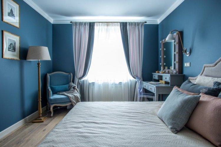 Синій колір в інтер'єрі спальні - фото