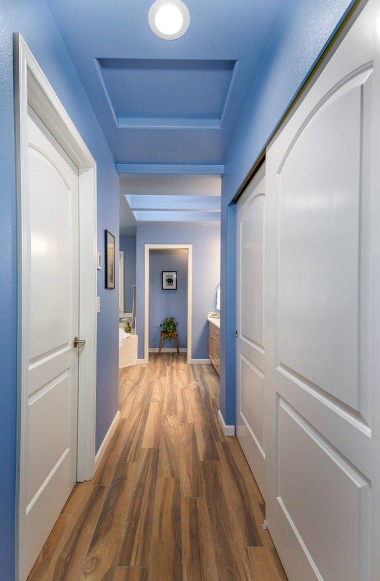 Синій колір в інтер'єрі передпокою та коридору - фото