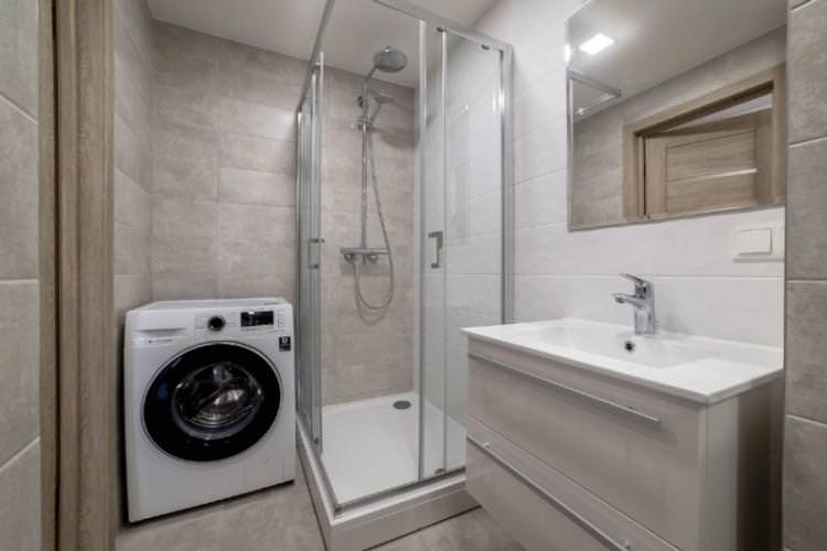 Дизайн стелі - Ванна з душовою кабіною
