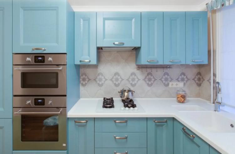 Дизайн кухні в бірюзовому кольорі - фото