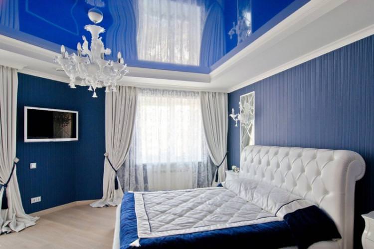 Синя натяжна стеля в спальні