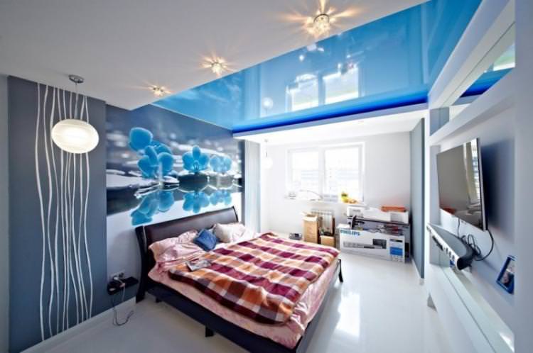 Синя натяжна стеля в спальні