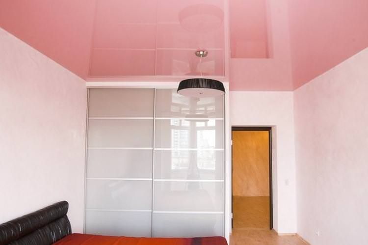 Рожева натяжна стеля в спальні
