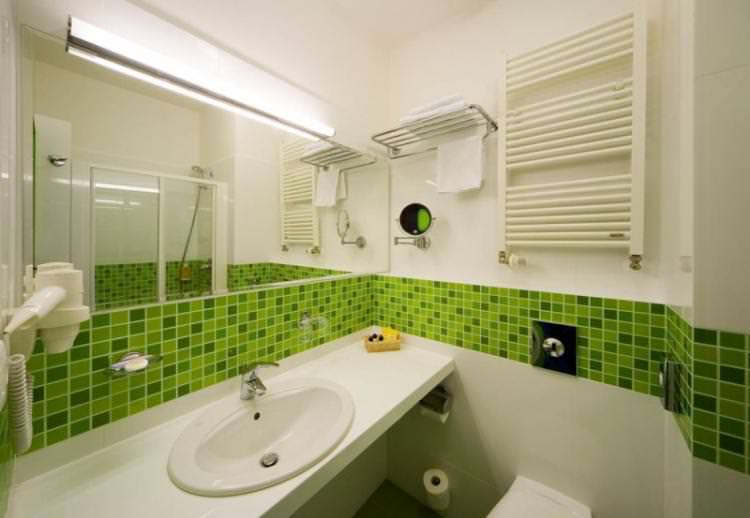 Зелена ванна кімната в хрущовці - Дизайн інтер'єру