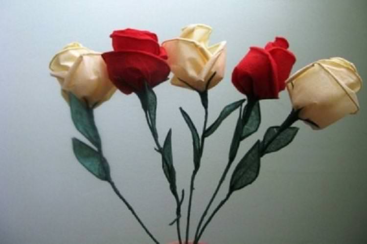 Червона троянда, що розпустилася, - Квіти з серветок своїми руками